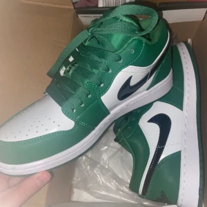 Jordans low pine green - Knappt använda nästan helt nya, storlek 37,5, säljer för 2150kr