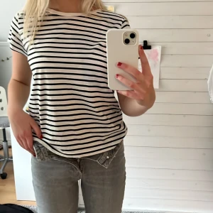 T-shirt  - T-shirt randig, fint skick💕