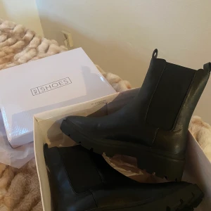 Boots  - Boots från Nelly.com, helt oanvända.  Köptes för 59.95€ (ca 650kr)  men säljs för 350kr + frakt . Pris kan diskuteras