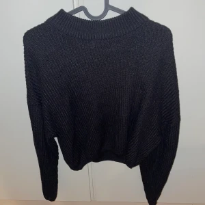Stickad tröja - Säljer en svart stickad tröja från h&m. Fin stickad tröja!   Storleken är L men skulle säga att den är mindre i storleken om man inte vill ha den kortare!