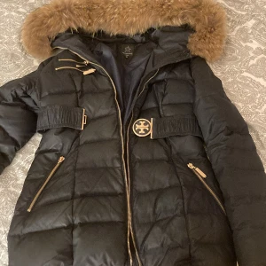 Pellessimo - Jag säljer denna äkta Pellessimo jacka. Köpt för ca 1,5 år sedan men bara använd ett par gånger. Jackan jag inga hål och är i bra skick men det är bara en sak som är av vid ena fickan vilket ej syns. Original pris 3000kr. Mörkblå jacka.