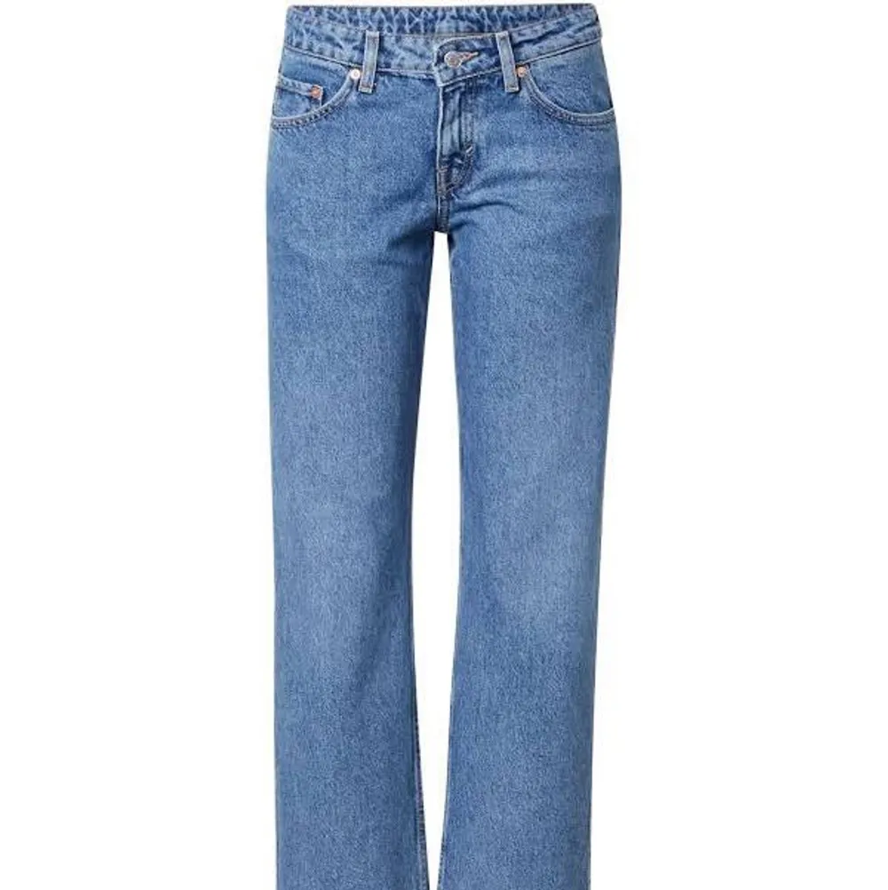 Arrow Low jeans från Weekday. Säljer då dom är för små för mig. Köpta för 500kr. Jeans & Byxor.