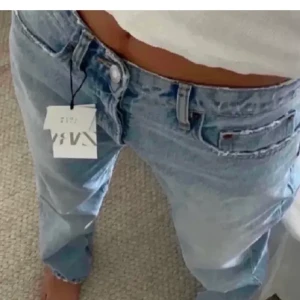 Zara jeans straight  - Säljer mina midrise jeans från zara då jag har ett par liknande. Köpta i sommras och sparsamt använda! Passar på mig som är 158cm. (Lånade bilder)💖💖