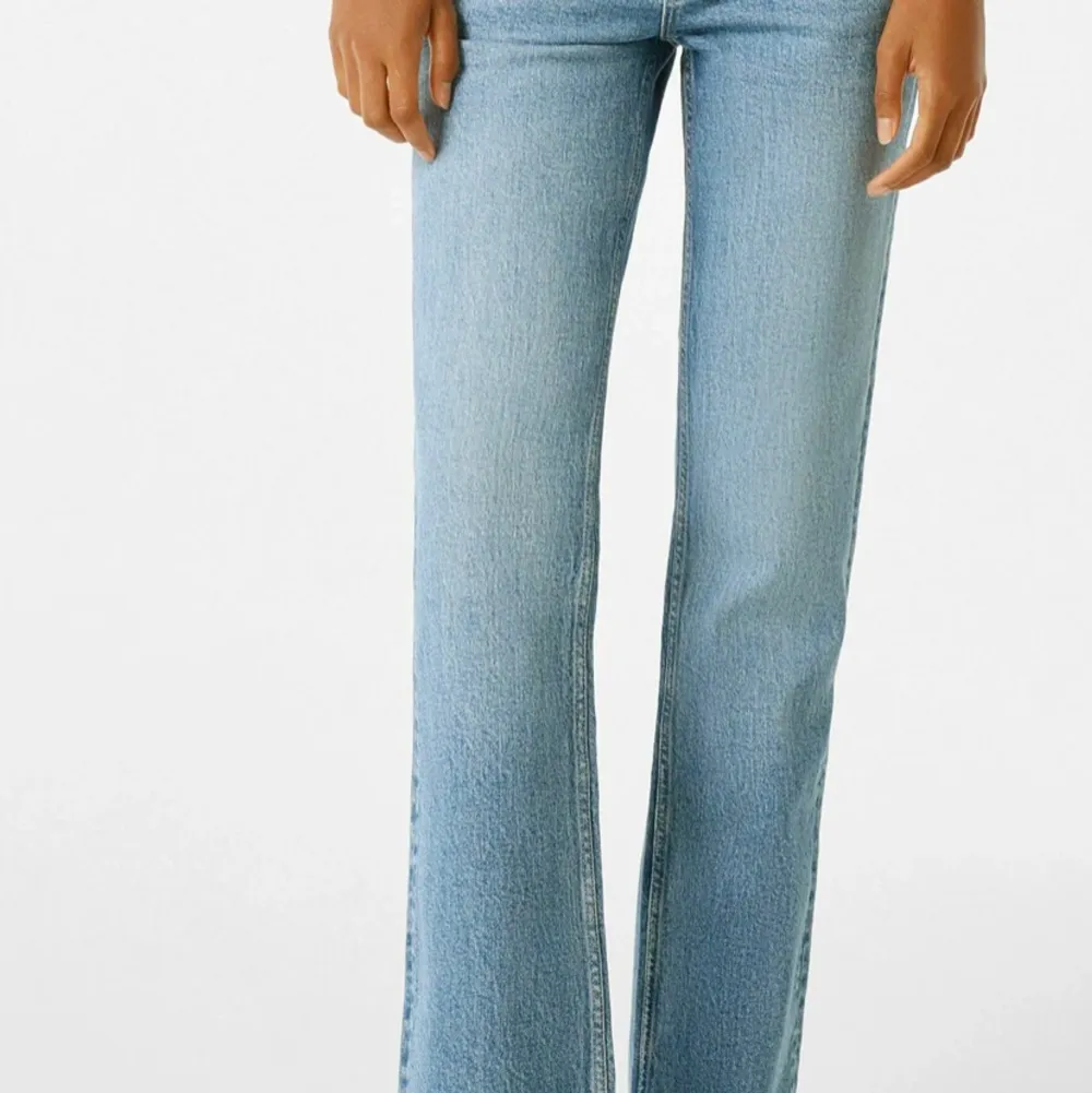 Säljer ett par lågmidjade jeans från Berskha. Stl 34.  Helt nya, lappar kvar.. Jeans & Byxor.