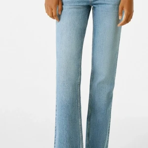 Lågmidjade jeans - Säljer ett par lågmidjade jeans från Berskha. Stl 34.  Helt nya, lappar kvar.