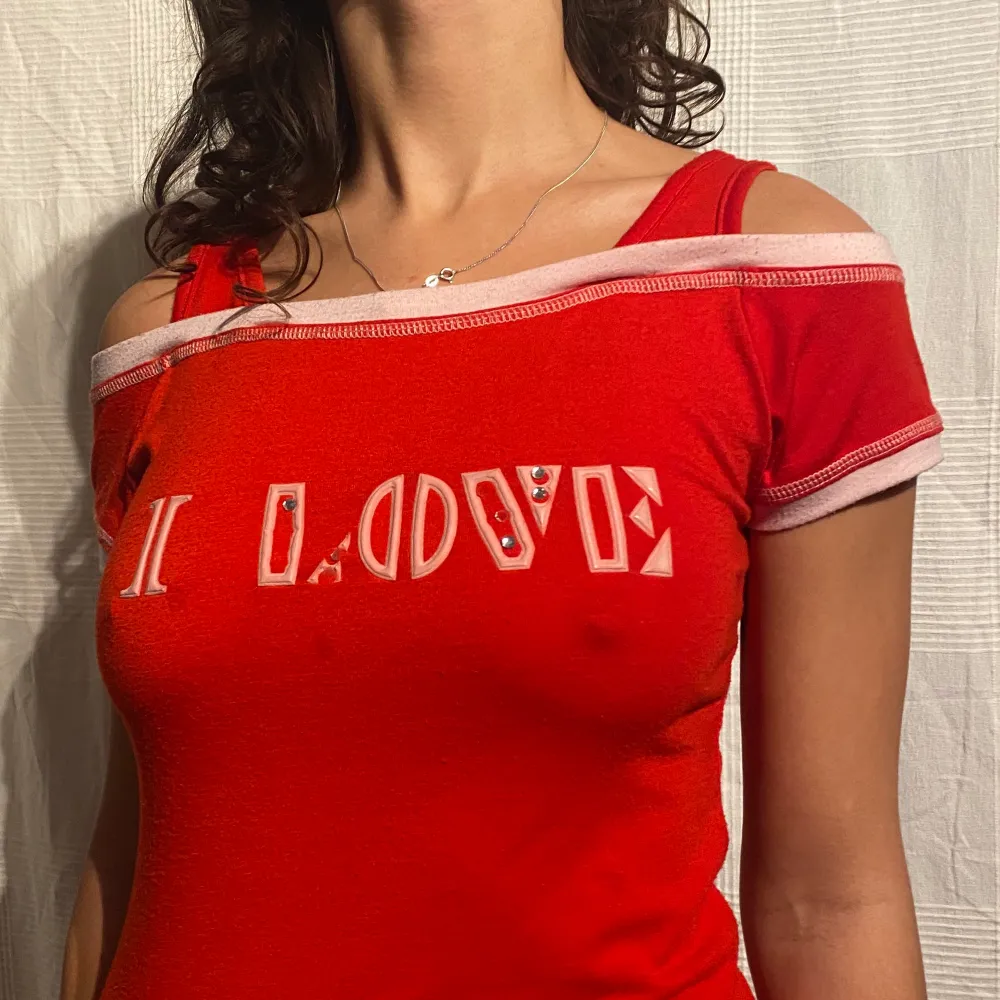 Vintage tröja från 2000-talet med texten ”love”. Två diamanter är borta och den har två små fläckar som ni ser på bild 2 ✨. T-shirts.