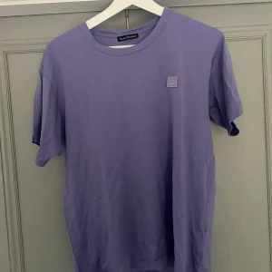 Acne T-shirt  - Säljer denna acne T-shirt i denna coola färgen. Den är i princip i ny skick, använd max 4 gånger. Den är i storlek M. Skriv vid intresse eller frågor💕