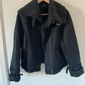  Pilotjacka - Svart pilotjacka från Isolde i strl 38🖤