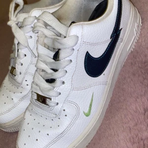 Nike air force  - Säljer dessa nike air force skor då de inte kommer till användning längre. Fint skick i stl 39 men skulle kunna passa i stl 38,5!  