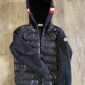 Moncler cardigan  - Tja säljer min moncler cardigan storlek 14y passar runt 170! Självklart äkta och är i mycket fint skick det ända är att moncler lappen inuti har lossnat i en tråd väldigt lätt fixat! 