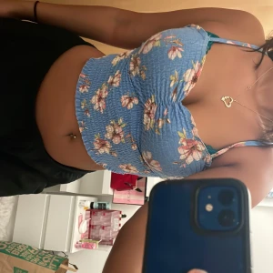 Blommigt linne  - Blommigt linne från BikBok. Så snygga färger och en super fin baby blå färg💙💗 super skön och strechig.