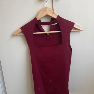 Populär zara topp - Säljer denna as snygga topp från zara, den är vin röd och i ny skick, skriv privat för mer bilder på passform mm💗