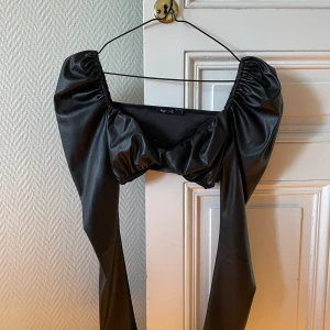 Festtopp  - Festtopp i svart skinn! Oanvänt pga för litet💕Storlek S men liten i storleken!