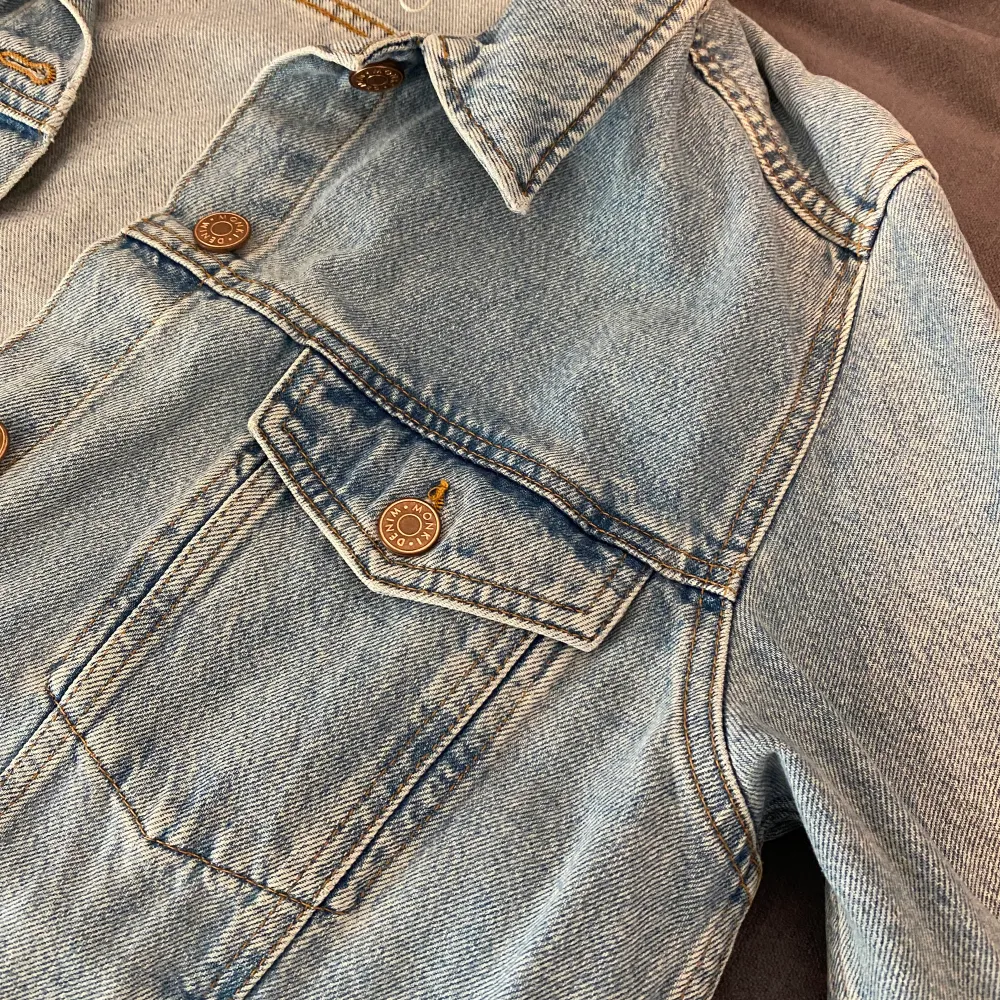 En vanlig jeans jacka från MONKI, säljer pga att den är för liten för mig. . Takit.