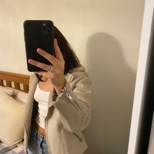 Jacka med teddyfoder  - Varm beige jacka med teddyfoder som funkar perfekt till det kalla vädret.