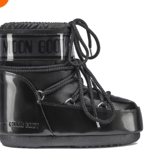 Svarta moonboots  - Hej! Ett par moonboots som ändats är andvända en vinter, mycket bra skick. Köp direkt för 1300. Om du vill ha fler bilder är det bara att skriva. 
