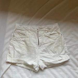 Shorts  - Vita shorts i väldigt bra skick, inga missfärgningar eller fläckar. Midjan kan justeras.