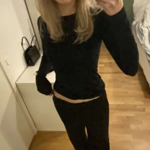 Zara tröja - En perfekt svart basic långärmad tröja från zara!  Fint skick och inte nopprig då den endast är använd fåtal gånger💗