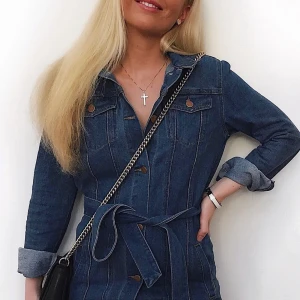 Jeansklänning Isawitfirst - Jeansklänning från UK märket Isawitfirst. 150kr. Sparsamt använd. Storlek S