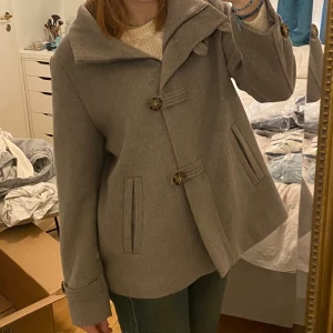 Grå kappa - Grå kappa från Esprit i strl l, dock liten så passar mig med s/m och är 171cm lång, spårbar frakt 66kr🥰💕