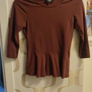 Vinröd tröja från bikbok - Vinröd fin tröja från bikbok. Storlek är L men är som S