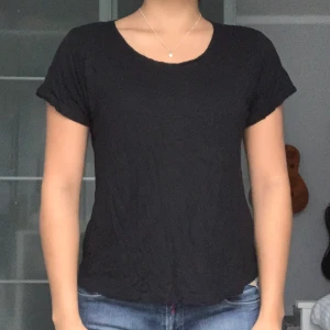 Basic Svart T-shirt  - Megarensning av garderob! En basic svart flowy t-shirt i storlek S. I bra skick. 