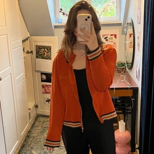 Zip-up Kofta  - Så snygg stickad orange kofta / cardigan 💕 passar M, unisex 🙏🏼