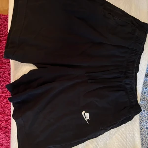 Nike shorts  - Nike shorts i storlek L men passar även dig som bär M Dom är i mycket gott skick. Hämtas i Eskilstuna eller skickas mot att köpare står för frakten 