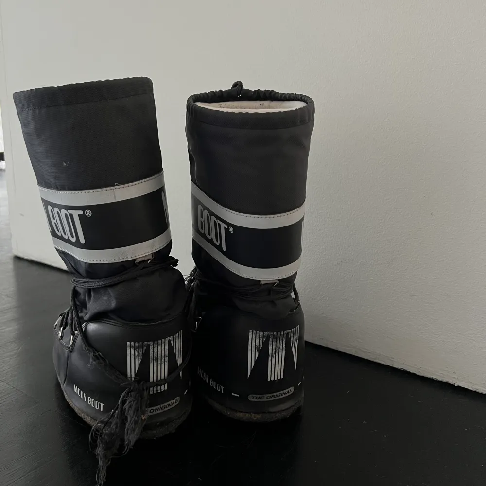 Säljer mina Moon boots ❤️ köpta i Schweiz för några år sen❤️ bra skick förutom smörerna som har gott upp längst ner samt små slitningar på baksidan! Dem passar många storlekar, jag köpte dem när jag hade storlek 36 men passar även nu 39-40❤️. Skor.