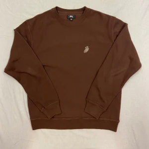 Stussy Curly Sweatshirt M - Stussy Curly Sweatshirt I Size M Inga fläckar eller hål Knappt använd Mått kan lösas vid intresse Prutbart pris 