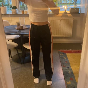 Byxa Adidas - Byxa från Adidas i storlek 38! Använt ett fåtal gånger! Säljs då de inte kommer till användning.