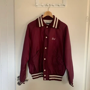 Cool baseballjacka vintage - Jättefin vinröd jacka från USA. Märkt ”Bob”. Bra begagnat skick. Storlek L men passar snyggt oversized för mig som vanligtvis har S. Vill ha 400 spänn för den. Bjuder på frakten inom Sverige. 