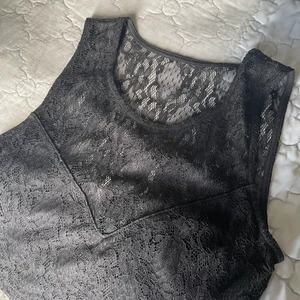 Body - Spets body, endast använd ett fåtal gånger. Flera år sedan jag använde den men den är i ett bra skick! Spets på hela ryggen och över bysten. Storlek S.