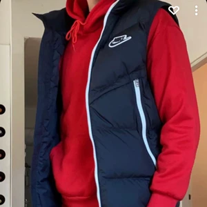 Nike väst strl S - Västen är i nyskick och bara använd ett fåtal gånger. Nypris 1300kr. Västen har en väldigt bra passform men den är tyvärr lite för liten på mig.