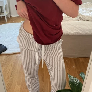 Pyjamasbyxor - Säljer dessa as söta pyjamasbyxor 🤍😚 sitter perfekt och är supersköna ⚡️ aldrig använda!!