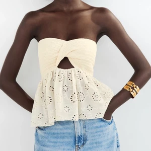 Zara bandeau topp - Säljer nu denna slusålda topp i storlek XS från zara. Helt oanvänd med prislapp kvar. Lägg bara bud om du är säker på att du vill köpa! 💕