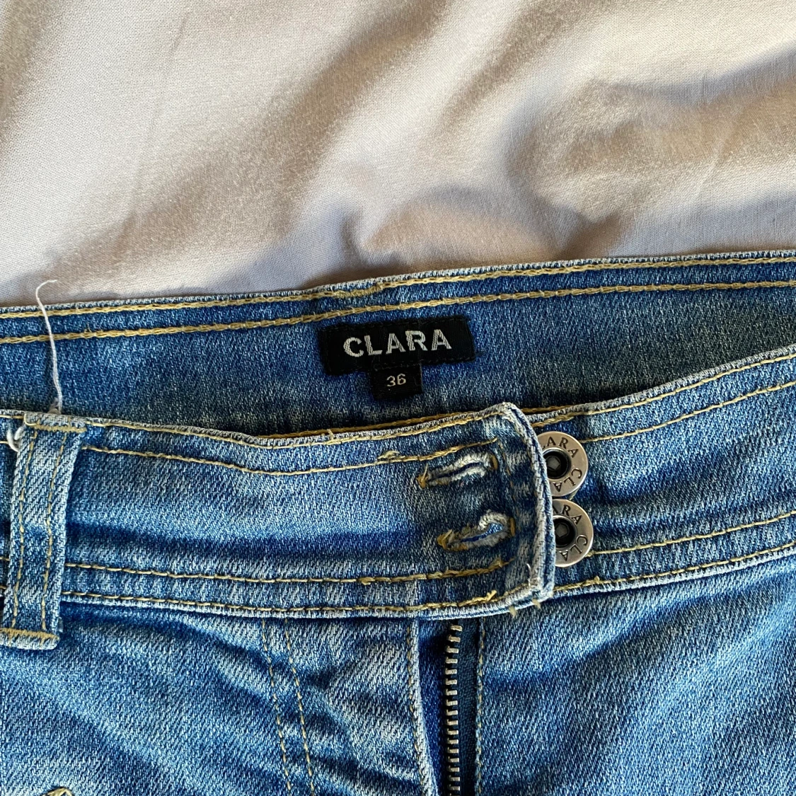 Raka/utsvängda jeans  - 91