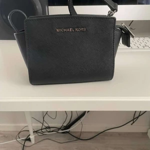 Michael kors väska - Svart väska i bra skick ordpris 3400 kr