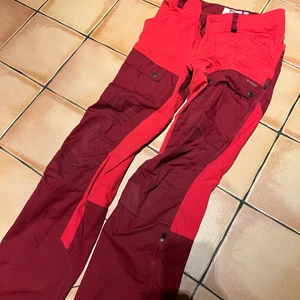 Röda fjällräven byxor  - I super bra skick, storlek 36! Nypris ca 2300kr