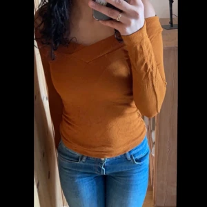 Orange stickad topp - Superskönt material, XS men passar de flesta storlekarna pga stretchen