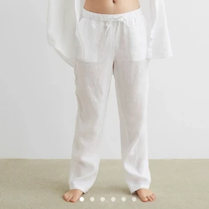 Linnebyxor  - Säljer ett par helt nya linnebyxor som är slutsålda i strl XS. Perfekt till sommaren helt nya, prislappen är kvar. Köparen står för frakten. Priser som du budar + frakt 62kr! Skriv för fler bilder. Säljer även ett tar beige linnebyxor kolla i mitt flöde!☺️ DIREKT PRIS 400 + frakt 62kr