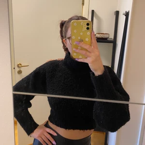 Stickad tröja - Svart stickad polotröja, den är kortare i längden