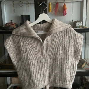 Stickad kort tröja zara -  Stickad kort super fin tröja från zara, använd få tal gånger. Går att justera midjan och kragen!