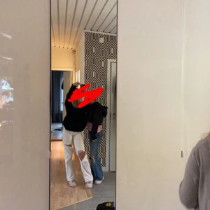 Vita mid waist jeans - Jätte snygga vita jeans med hål ifrån Bershka, de är köpta från deras butik i Spanien i somras då butiken inte finns i Sverige och nu dessutom inte finns kvar på deras hemsida. Säljer pga att de tyvär blivit för korta för mig, perfekta vita jeans nu inför sommaren. De sitter lite under naveln som ni ser på andra bilden och därför skulle jag säga att de är mid waist. 