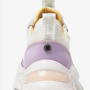 Steve Madden sneakers ”manerva”.  - Slutsålda sneakers som är köpta på Ellos. Storlek 40, använda väldigt fåtal gånger så i skick som nya. Frakt ingår. Första bilden är lånad. 