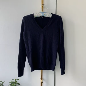 Superfin kashmirtröja - Jättehärlig kashmirtröja från Uniqlo i storlek S. Tyvärr lite för liten för mig så hoppas nån annan vill ta över den, verkligen en perfekt tröja för fest eller vardag! Tyvärr har den ett litet hål vid bröstet (se sista bilden, men det lagas på några sekunder av den som kan!:) Frakt tillkommer 💞