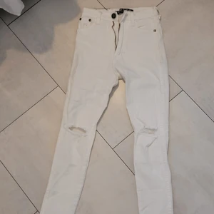 Vita skinny jeans i storlek 34/36 - Vita ripped skinny jeans, plagget är i nyskick pga inga användning OBS! Frakt ej inkluderat men priser går alltid att diskutera 🤍🤍 (skriv till mig king frågor o bilder)