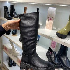 Boots i skin - Endast använda 1-2 gånger alltså ny skick, köptes i spanien. Ordn pris 1800. Strl 39