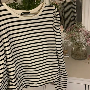 Randig tröja - Randig tröja med puffärm från Zara i storleken M, 50kr + frakten man själv får stå för💓