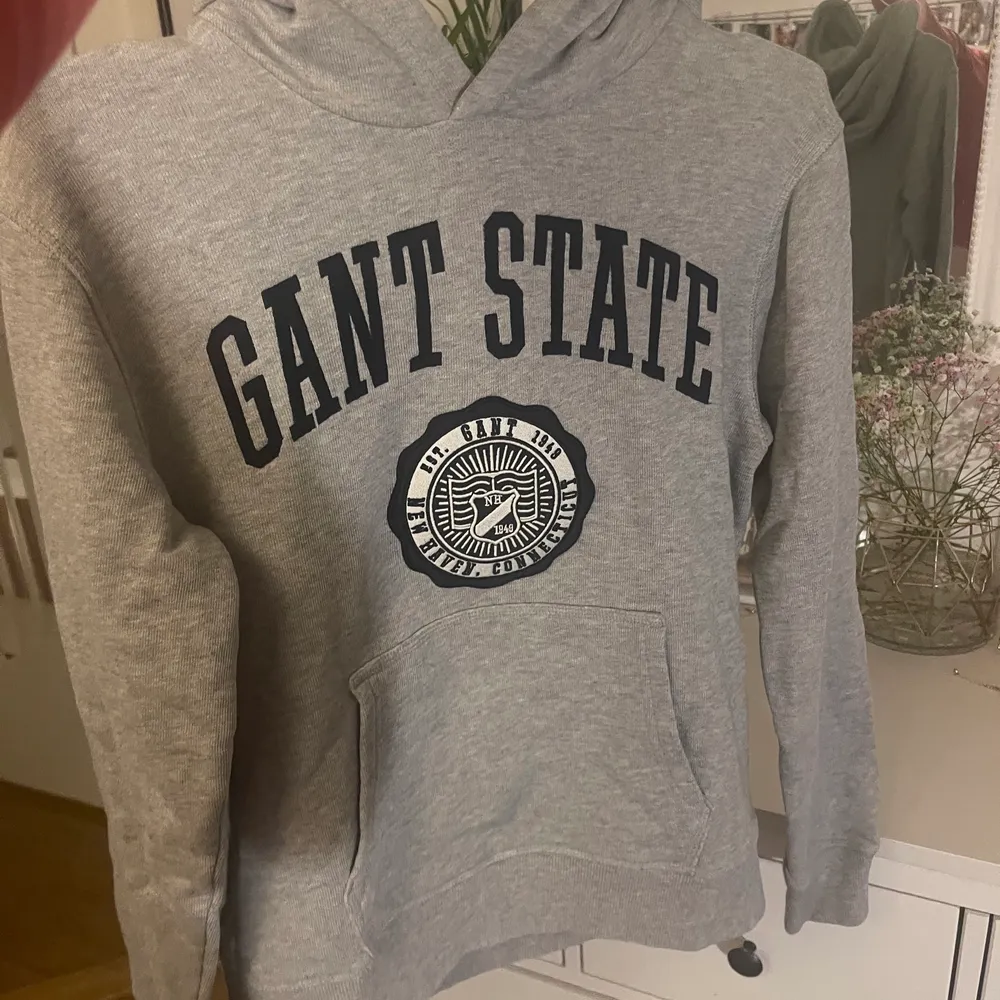 Gant hoodie i storleken 170 från barnavdelningen, 200kr + frakten man själv får stå för💓. Hoodies.